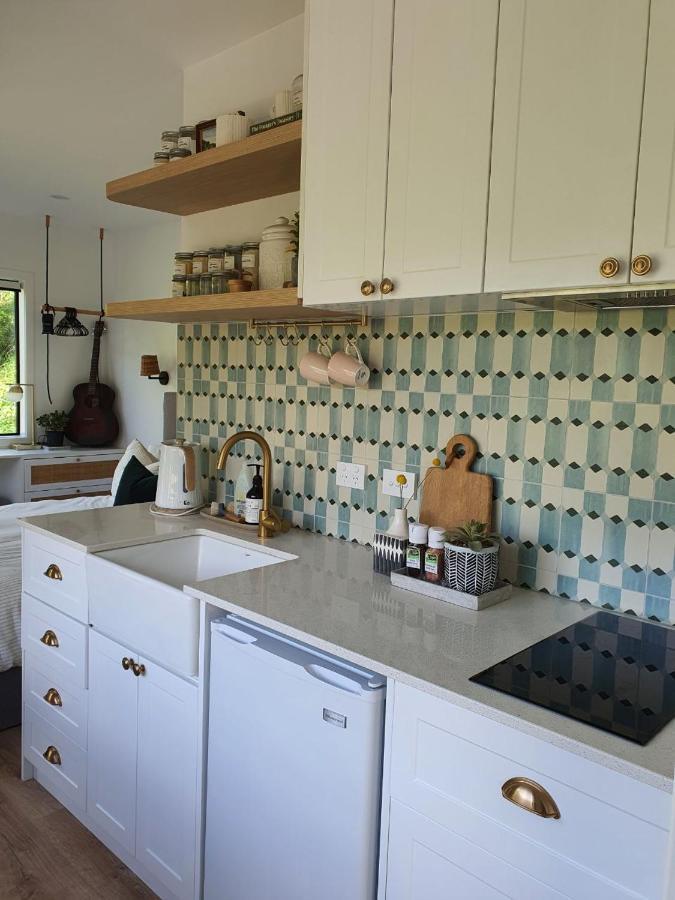 Tiny House With Greenhouse Dining โลเวอร์ฮัท ภายนอก รูปภาพ
